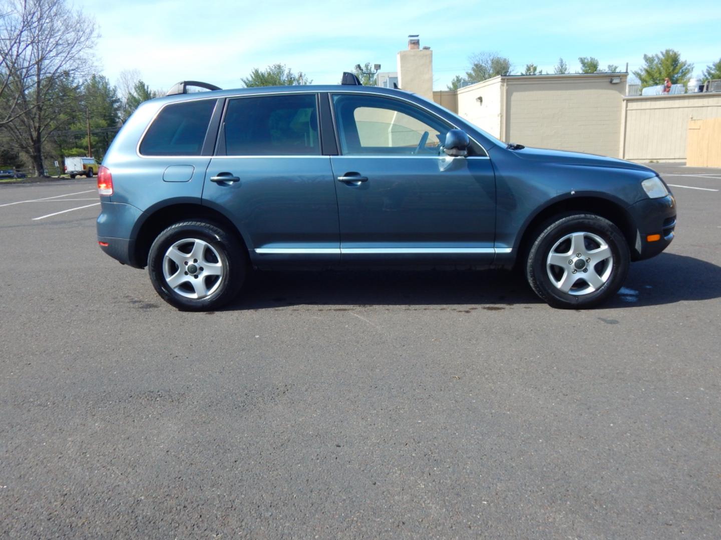 2005 grey /black leather Volkswagen Touareg (WVGZG77L35D) with an V6, 3.2L engine, Automatic transmission, located at 6528 Lower York Road, New Hope, PA, 18938, (215) 862-9555, 40.358707, -74.977882 - Here we have a AWD 3.2L V6 Touareg with black leather interior, power windows/locks/mirrors, heated power front seats, moonroof, tilt wheel with audio controls, cruise control, dual front climate controls, AM-FM-multi CD stereo, driver & passenger front & side airbags, roof rack, rear wiper and 17" - Photo#4